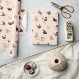 Vreemde vogels met petten, sterren, bessen op lich cadeaupapier