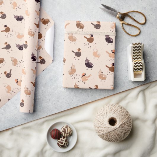 Vreemde vogels met petten, sterren, bessen op lich cadeaupapier (Crafts)