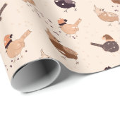 Vreemde vogels met petten, sterren, bessen op lich cadeaupapier (Rol Hoek)