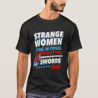 Vreemde vrouwen die in vijvers liggen die zwaarden t-shirt