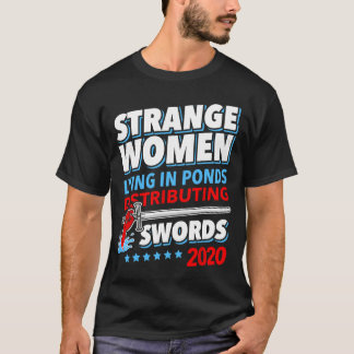 Vreemde vrouwen die in vijvers liggen die zwaarden t-shirt