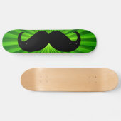 Vreemde zwarte snor op groene achtergrond 2 persoonlijk skateboard (Horizontaal)