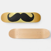 Vreemde zwarte snor tegen gouden achtergrond skateboard (Horizontaal)