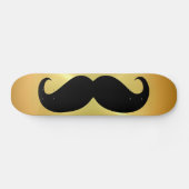 Vreemde zwarte snor tegen gouden achtergrond skateboard (Horizontaal)