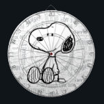 VREEMDEN | Snoopy op Black White Comics Dartbord<br><div class="desc">In deze Peanuts-illustratie staat Snoopy op de achtergrond van zwarte en witte strips van Charles M. Schulz.</div>