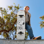 VREEMDEN | Snoopy op Black White Comics Persoonlijk Skateboard<br><div class="desc">In deze Peanuts-illustratie staat Snoopy op de achtergrond van zwarte en witte strips van Charles M. Schulz.</div>
