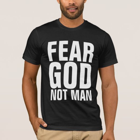 VREES GOD NIET MAN, Christelijk T-shirt (Voorkant)