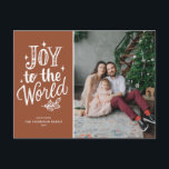 Vreugde aan de wereld Kerstmis Carol Terracotta Fo Feestdagenkaart<br><div class="desc">Vreugde aan de wereld,  de Heer is gekomen!  Christmas carol foto briefkaart met handbelettering,  glinstering en gebladerte op een terracotta achtergrond. Personaliseer door namen,  foto's,  adressen en berichten toe te voegen. Stuur wensen en groeten naar familie en vrienden met dit rustieke chalkboard Christmas briefkaart.</div>