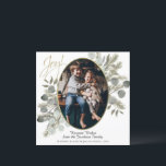 Vreugde! Eucalyptus Bladeren & Pine Gold Foto Lijs Feestdagenkaart<br><div class="desc">Deze prachtige vierkante kerstkaart is voorzien van uw foto in een gouden lijst omringd door waterverf eucalyptusbladeren en dennentakken. Het onderschrift luidt: Vreugde! Elegante tinten van salie groen,  goud en taupe geven deze kaart een delicaat winterachtig gevoel. Er is ruimte voor een korte begroeting en handtekening.</div>