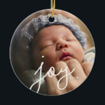 Vreugde Foto Aangepaste Kerst Ornament<br><div class="desc">Foto ornamenten zijn het geschenk dat jaar na jaar blijft geven. Wat is een betere manier om het jaar vast te leggen dan met een klassiek, maar toch modern foto-ornament met de foto van uw keuze en het woord "joy" in een prachtig script lettertype. Perfect voor uw boom of als...</div>