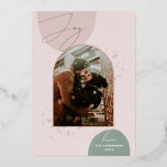 Vreugde. Gouden Kerstmis roze moderne geometrische Folie Feestdagenkaart<br><div class="desc">"Joy" Gouden moderne foto kerstkaart met geometrische boog in roze blush groene kleur voor de winter vakantie.</div>