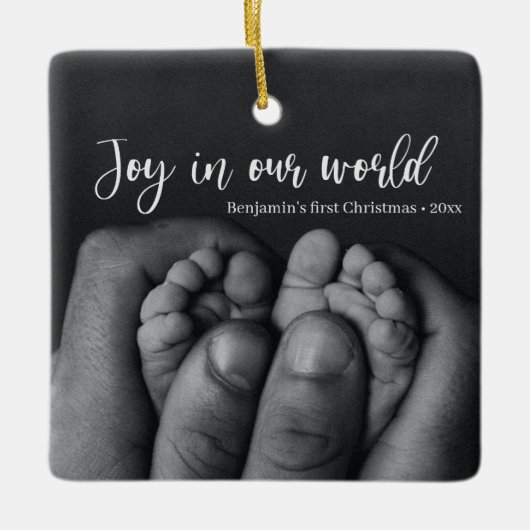 "Vreugde in onze wereld" Baby's eerste kerstvakant Keramisch Ornament (Voorkant)