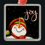 Vreugde Leuke Lachende Sneeuwman Inspirativiteit K Metalen Ornament<br><div class="desc">vrolijk kerstfeest! Geniet van het vakantieseizoen met een leuk, vrolijk sneeuwpop ornament. Het is een geweldig kerstcadeau voor iedereen op je lijst, van kinder tot volwassen. Hang aan je kerstboom, of hang aan je achteruitkijkspiegel om wat feestvreugde toe te voegen aan je dagelijkse rit. Een leuk geheim kerstcadeau voor vrienden...</div>