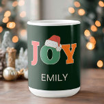 VREUGDE! Santa Hat Script Typografie Aangepast Koffiemok<br><div class="desc">Voor kerstvreugde en geluk! Klantspecifieke,  kleurrijke,  feestelijke,  typografische "JOY" kerstmuts,  groen,  mok met jouw naam / tekst.</div>