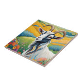 Vriendelijke geit met kleurrijke levendige heuvels tegeltje (Zijkant)