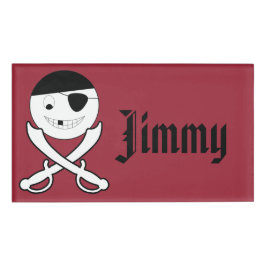 Vriendelijke lachende piraat met gekruiste zwaarde naambadge