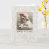 Vriendelijke Verjaardag - Meisje in Bonnet Kaart (Gele Bloem)