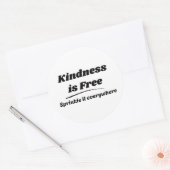 Vriendelijkheid is Gratis Strooi het Overal Zwarte Ronde Sticker (Envelop)