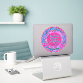 Vriendelijkheid verandert alles roze bloemig sticker (Laptop op bureau)