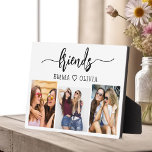 Vrienden 3 Foto Vriendschap Collage Keepsake Fotoplaat<br><div class="desc">Vier uw vriendschap met de Vrienden 3 Fotocollage Keepsake Plaque. Deze levendige en gepersonaliseerde plaquette heeft een stijlvol, hot roze design, met een prachtig gerangschikte collage van drie gekoesterde foto's. Gemaakt van hoogwaardige materialen, is het perfect om op een bureau, plank of muur weer te geven. Het oprechte "Vrienden" bericht...</div>
