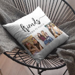 Vrienden 3 Foto Vriendschap Collage Kussen<br><div class="desc">Vier uw vriendschap met de Vrienden 3 Foto Vriendschap Collage Sierkussen. Dit gepersonaliseerde kussen beschikt over een prachtig gerangschikte collage van drie gekoesterde foto's, het vastleggen van speciale momenten met je vrienden. Gemaakt van hoogwaardige materialen, voegt het een stijlvolle en sentimentele touch toe aan elke ruimte. Perfect voor verjaardagen, feestdagen...</div>