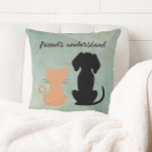 Vrienden begrijpen Dog Cat Besties Kussen<br><div class="desc">Eenvoudig, rechtuit en de waarheid — Vrienden begrijpen — zoals wordt geïllustreerd door deze prachtige kat- en hondenvriendschap — en zetten zich in tegen een getextureerd groen kussen. Als u hulp nodig hebt of om het even welke ontwerpvragen hebt, verzend enkel een e-mail naar charmdesignstudio@rcn.com en wij zullen opgetogen zijn...</div>