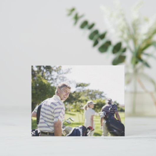 Vrienden die golftassen dragen briefkaart (Staand voorkant)