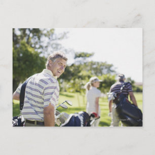Vrienden die golftassen dragen briefkaart