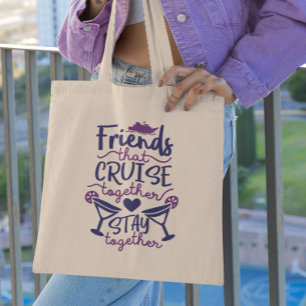 Vrienden die samen cruisen geven vakantietip tote bag