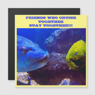 VRIENDEN DIE SAMEN DOOR DE DEURMAGNEET KRUISEN MAGNETISCHE UITNODIGING