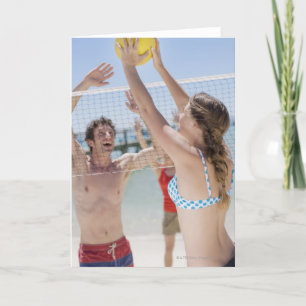 Vrienden die volleybal spelen op het strand kaart