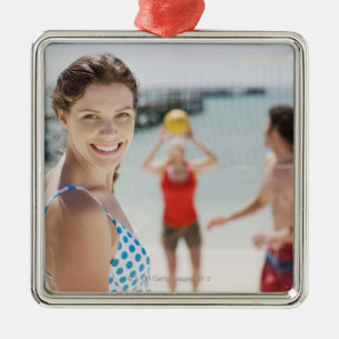 Vrienden die volleybal spelen op het strand metalen ornament