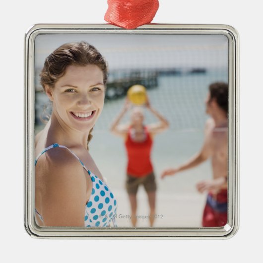 Vrienden die volleybal spelen op het strand metalen ornament (Voorkant)