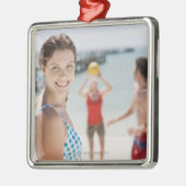 Vrienden die volleybal spelen op het strand metalen ornament (Links)