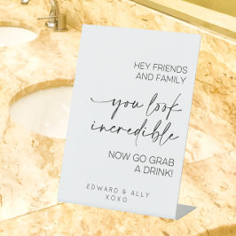 Vrienden en familie, je ziet er ongelooflijk uit reclamebord met voetstuk