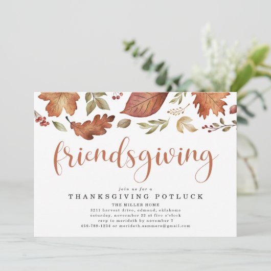 Vrienden geven dankbare bladeren uitnodiging (Staand voorkant)