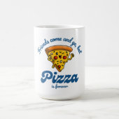 Vrienden komen en gaan, maar pizza is voor altijd  koffiemok (Center)