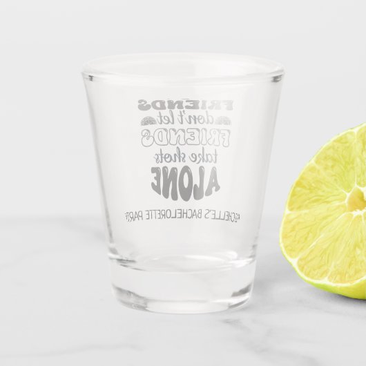 Vrienden laten vrienden geen vrijgezellenfeest hou shot glas (Achterkant)