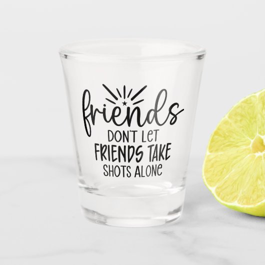 Vrienden laten vrienden niet alleen schieten shot glas (Voorkant)