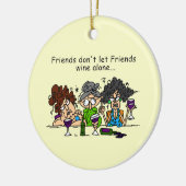 Vrienden laten vrienden niet alleen wijn keramisch ornament (Links)