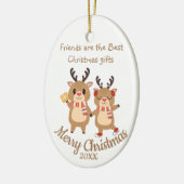 Vrienden met een aangepast kerstcadeautje keramisch ornament (Links)