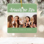 Vrienden salie groen wit foto namen keramisch ornament<br><div class="desc">Een cadeau voor je beste vriend(in) voor verjaardagen,  kerst of een speciaal evenement. Witte tekst: Friends for Life,  geschreven met een trendy stijlscript. Personaliseer en gebruik uw eigen foto en namen. Sage groene achtergrond.</div>