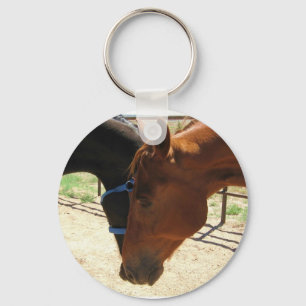 Vrienden van rode en zwarte paarden delen een gehe sleutelhanger
