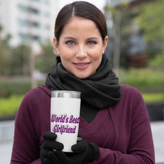 Vriendin met paarse halve typografie geïsoleerde drinkbeker