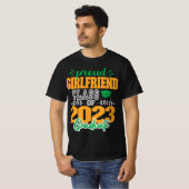 Vriendin van een klasse van 2023 MODERN-SCRIPT T-shirt (Voorkant volledig)