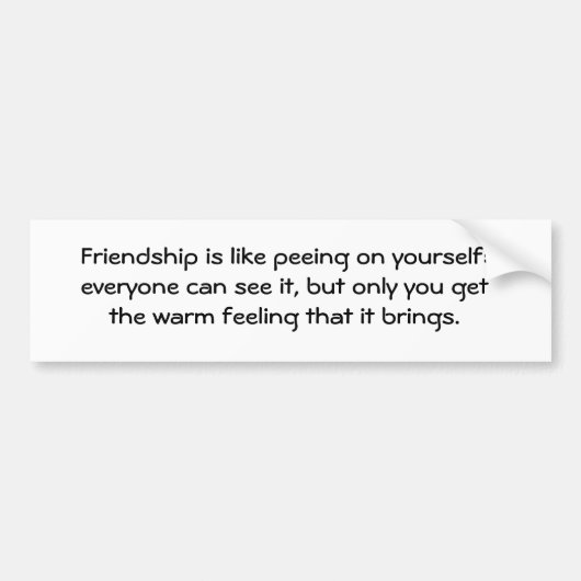 Vriendschap is als pissen op jezelf: iedereen... bumpersticker (Voorkant)