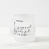 Vrij als vogel, zangvogels die als muzikale noten  matglas koffiemok (Voorkant links)