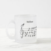 Vrij als vogel, zangvogels die als muzikale noten  matglas koffiemok (Links)