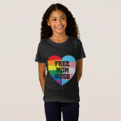 Vrij mam Hugs Gay Pride Transgender Rainbow Flag T-shirt (Voorkant volledig)
