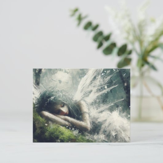 Vrij slapend op een mossy plekje in het bos briefkaart (Staand voorkant)